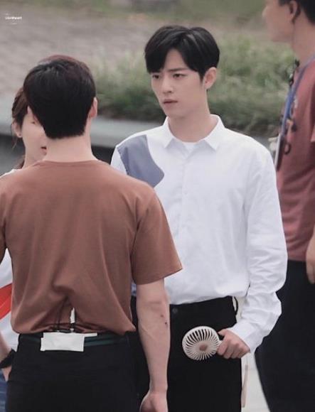 肖战最新路透爆料,神秘造型引期待，粉丝热议新作品  第3张